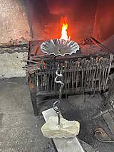 Svietidlá - kovaný svietnik osadený v kameni - 16259473_