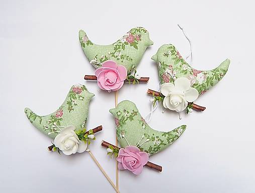 Dekorácie - Vtáčik na zavesenie - ružovo/biele kvietky na zelenom + - 16258015_