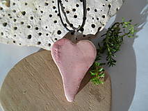 Náhrdelníky - pink-heart-keramika-srdiečko s možnosťou textu-personalizovaný šperk - 16264054_