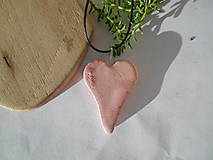 Náhrdelníky - pink-heart-keramika-srdiečko s možnosťou textu-personalizovaný šperk - 16264061_
