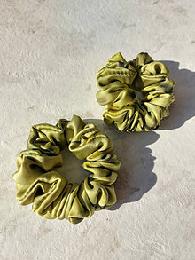 Ozdoby do vlasov - Hodvábne gumičky do vlasov aj na ruku-"Green batik" - 16263605_