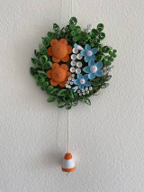 Dekorácie - Kvetinová dekorácia so zvončekom z dreva a papiera - 16264309_