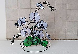 Dekorácie - Vitrážová orchidea, svetlofialový sklenený kvet s rastlinnými listami na kovovom stojane, kvetinová plastika - 16265704_