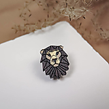 Pánske šperky - Malý drevený odznak Lev - 16266136_