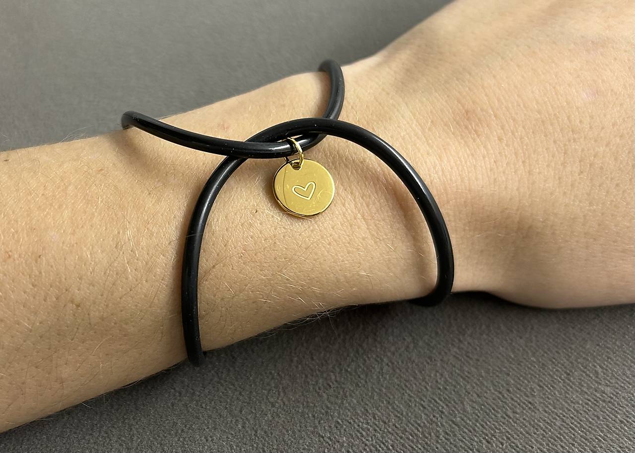 Infinity - čierny silikónový náramok s medailónikom so srdiečkom z chirurgickej ocele