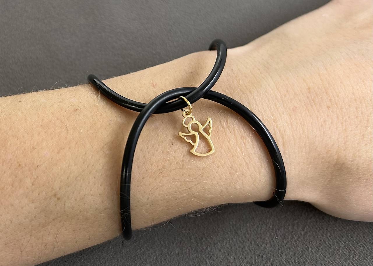 Infinity - čierny silikónový náramok s ochranným anjelikom z chirurgickej ocele