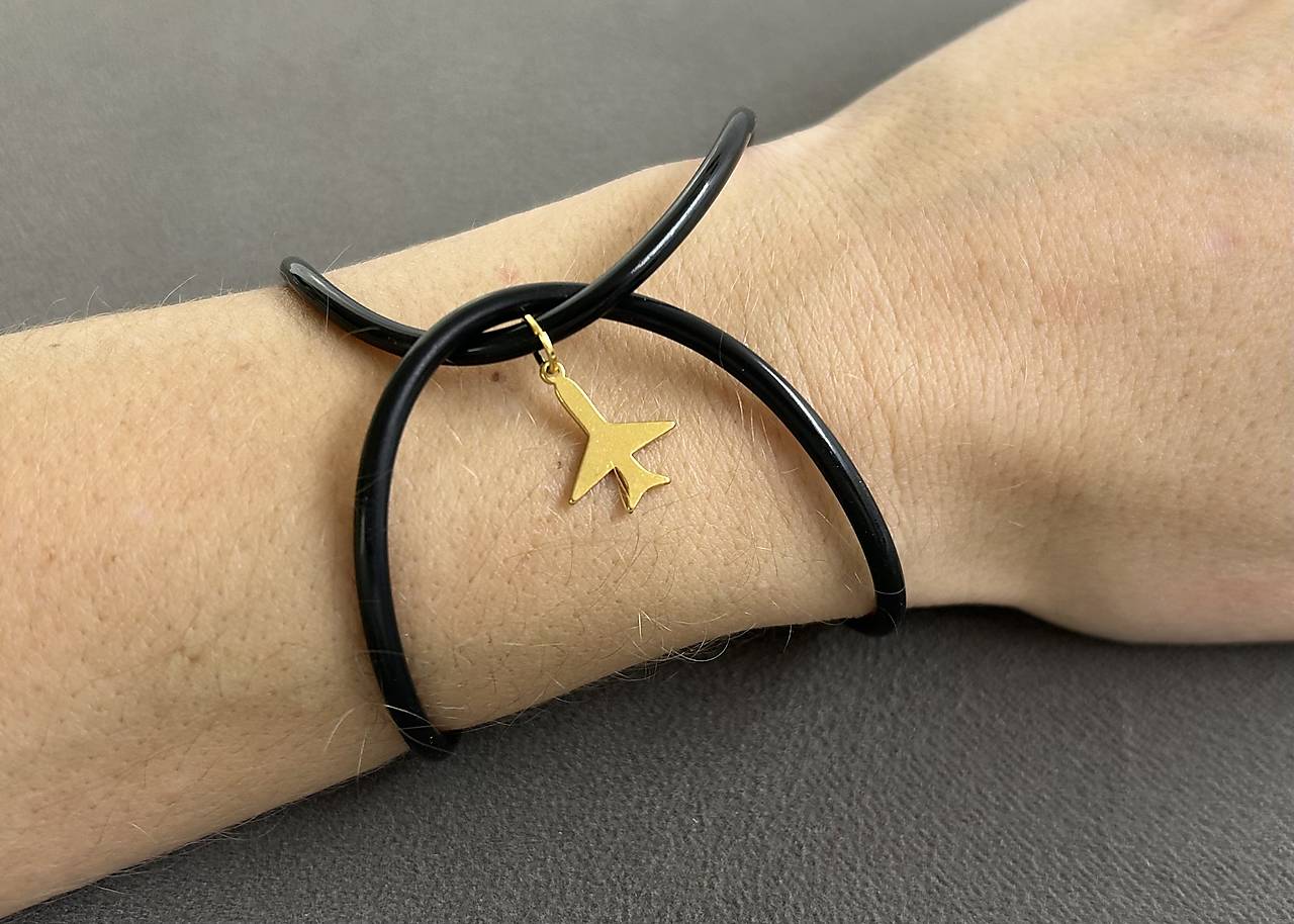 Infinity - čierny silikónový náramok s príveskom “lietadlo” z chirurgickej ocele