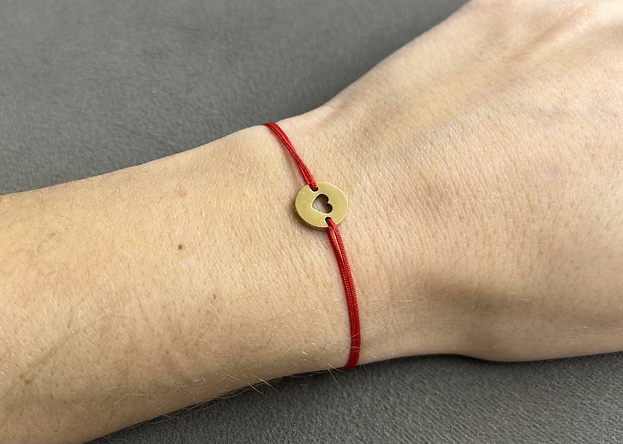 Minimalistický šnúrkový náramok s medailónom “srdce”