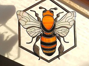 Dekorácie - Vitráž zobrazujúca včelu sediacu na včelom pláste - 16268035_