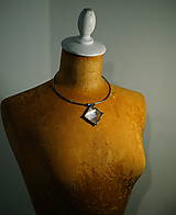 Náhrdelníky - Nerezový náhrdelník... " Crystal pyramid " - 16269858_