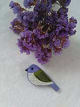 Fialový vtáčik (ručne vyšívaná brošňa)