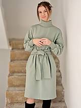 Šaty - LIBBY Sage dámske teplákové šaty s rolákom a vreckami - 16271811_