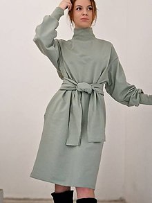 Šaty - LIBBY Sage dámske teplákové šaty s rolákom a vreckami - 16271881_
