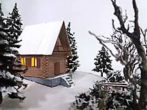 Dekorácie - Zasnežená chata na okraji lesa pri potôčiku - 16272149_