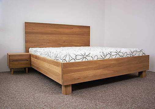 Masívna dubová posteľ