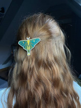 Ozdoby do vlasov - Drevená ručne maľovaná vlasová spona zelený Nočný Motýľ - 16272189_