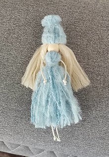 Dekorácie - Modrá bábika s čiapkou - 16275695_
