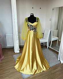 Šaty - Žlté saténové šaty s aplikáciou - 16275445_