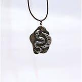 Náhrdelníky - Prívesok s hadom a mesiacom, čierno-strieborný, z polymérovej hmoty - 16279542_