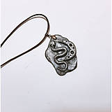 Náhrdelníky - Prívesok s hadom a mesiacom, čierno-strieborný, z polymérovej hmoty - 16279543_