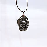 Náhrdelníky - Prívesok s hadom a mesiacom, čierno-strieborný, z polymérovej hmoty - 16279544_