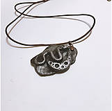 Náhrdelníky - Prívesok s hadom a mesiacom, čierno-strieborný, z polymérovej hmoty - 16279546_