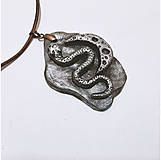Náhrdelníky - Prívesok s hadom a mesiacom, čierno-strieborný, z polymérovej hmoty - 16279548_