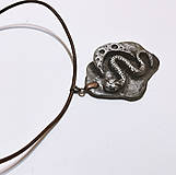 Náhrdelníky - Prívesok s hadom a mesiacom, čierno-strieborný, z polymérovej hmoty - 16279549_