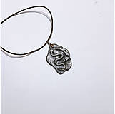 Náhrdelníky - Prívesok s hadom a mesiacom, čierno-strieborný, z polymérovej hmoty - 16279550_