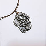 Náhrdelníky - Prívesok s hadom a mesiacom, čierno-strieborný, z polymérovej hmoty - 16279551_