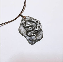 Náhrdelníky - Prívesok s hadom a mesiacom, čierno-strieborný, z polymérovej hmoty - 16279551_