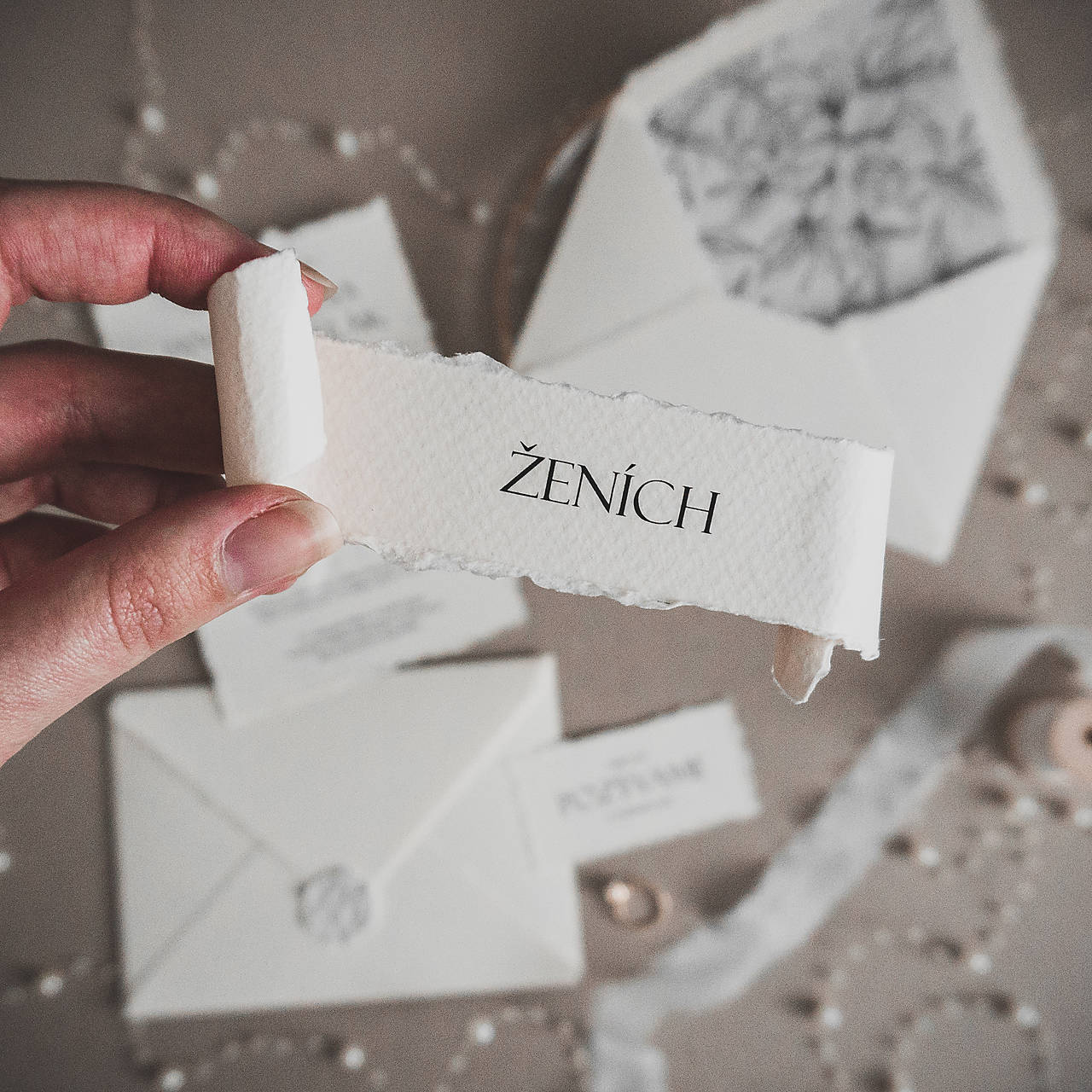 Menovky: Jemná elegancia (zrolované okraje)