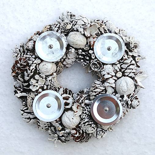 Dekorácie - Najmenší zasnežený šiškový adventný venček - 16279989_