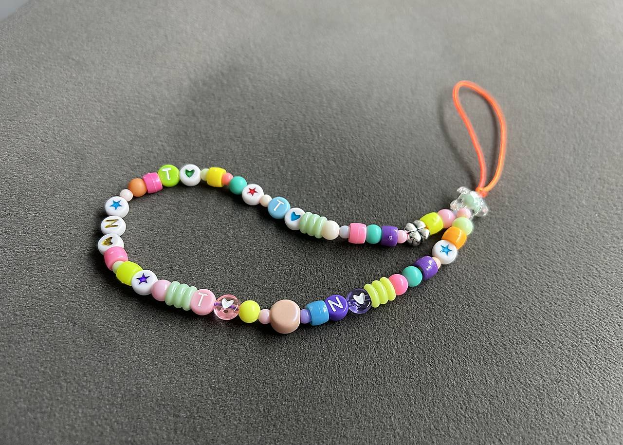 Korálková šnúrka/retiazka na mobil s iniciálami a štvorlístkom pre šťastie