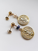 Náušnice - La Garde - asymetrické mincové náušnice so sv. Benediktom, zafírom a perlou - 16282153_