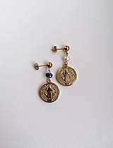 Náušnice - La Garde - asymetrické mincové náušnice so sv. Benediktom, zafírom a perlou - 16282154_