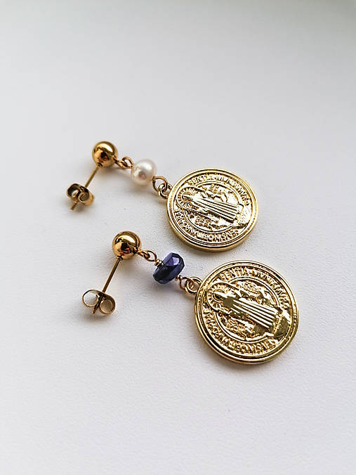 La Garde - asymetrické mincové náušnice so sv. Benediktom, zafírom a perlou