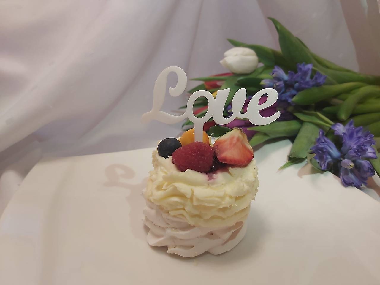 Zápich do valentínskej torty / zákusku s vlastným textom (Biela, písané písmo)