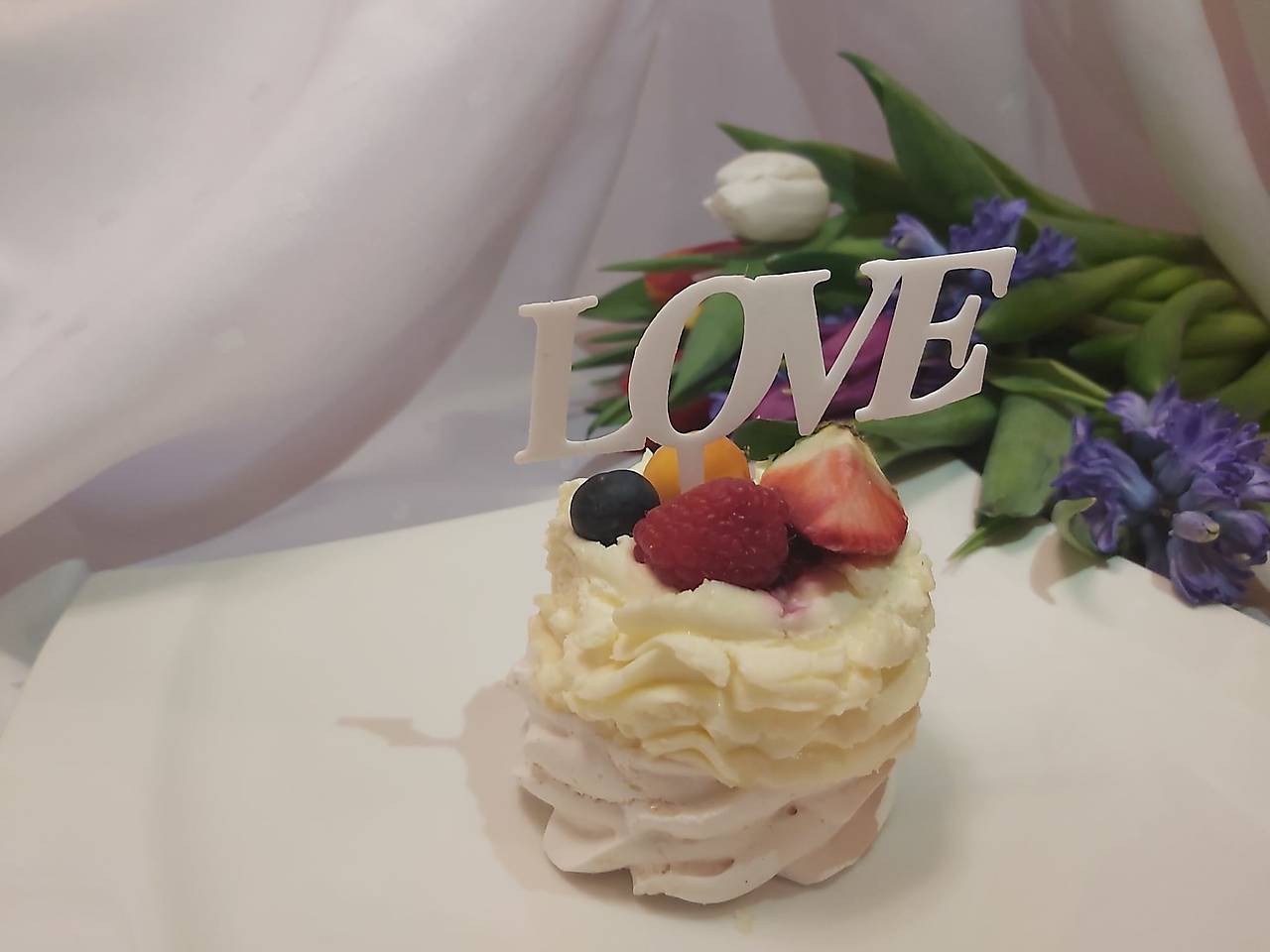 Zápich do valentínskej torty / zákusku s vlastným textom (Biela, tlačené písmo)