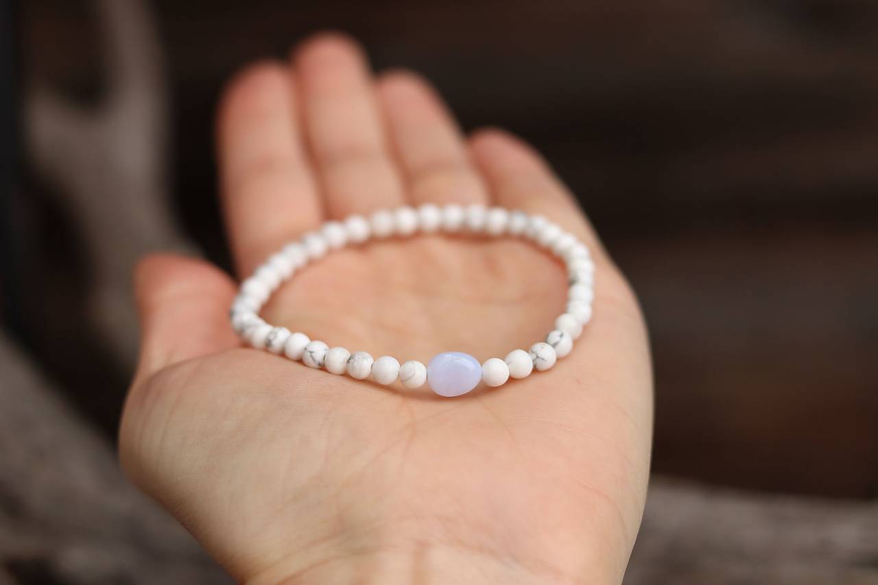 Tenký náramok z minerálu magnezit, chalcedón