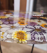 Nábytok - Nádherný dekorativní květinový stolek ze živice a sušených květů z vlastní květové louky - 16281987_