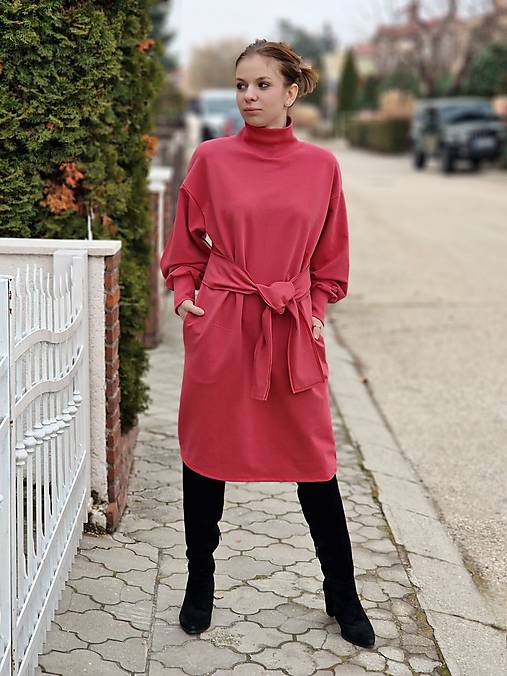Šaty - LIBBY Brick dámske teplákové šaty s rolákom a vreckami - 16283153_