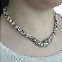 Náhrdelníky - Hadí vzor háčkovaný náhrdelník so strieborným zapínaním - 16283249_
