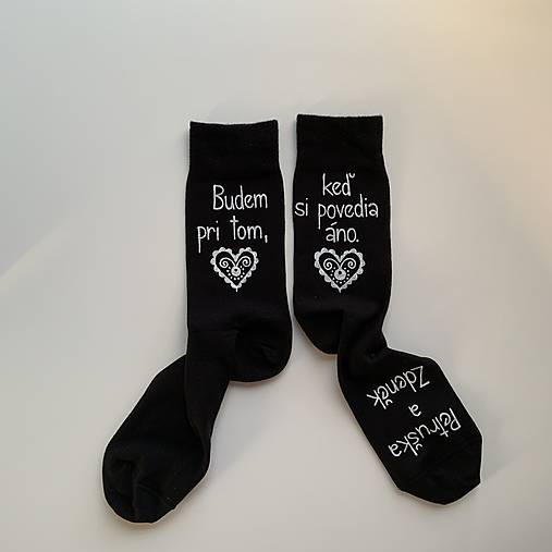 Maľované ponožky pre svedka s nápisom “Budem pritom keď si povedia áno”nad členkom + mená manželov na narte (čierne)