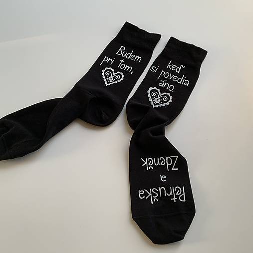 Maľované ponožky pre svedka s nápisom “Budem pritom keď si povedia áno”nad členkom + mená manželov na narte (čierne)