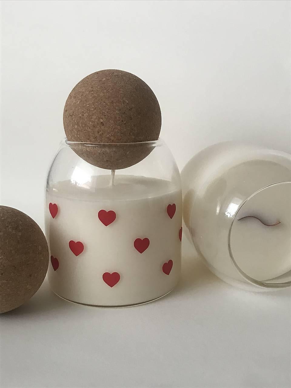 Sviečka zo sójového vosku so srdiečkami