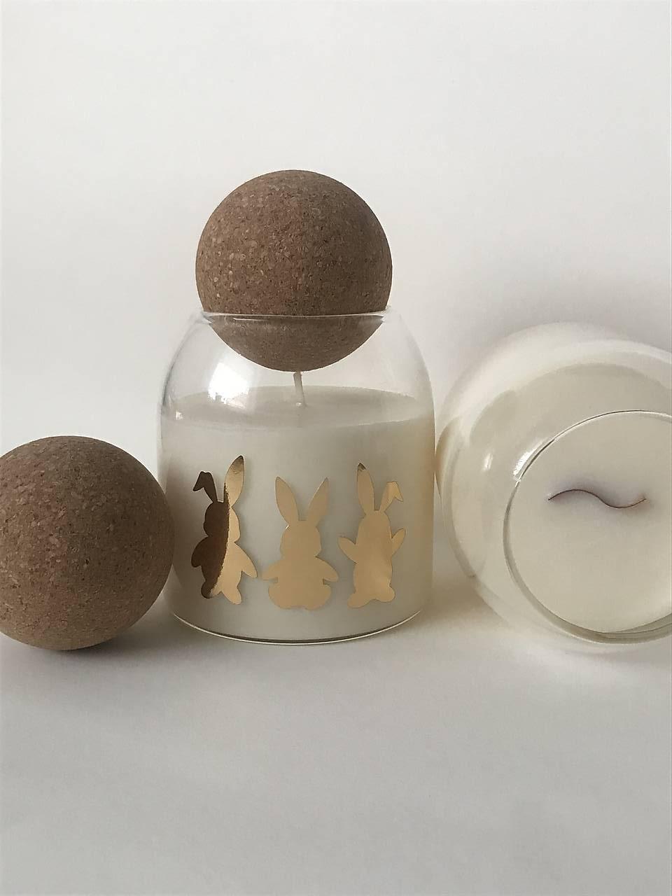 Sviečka zo sójového vosku so zajačikmi