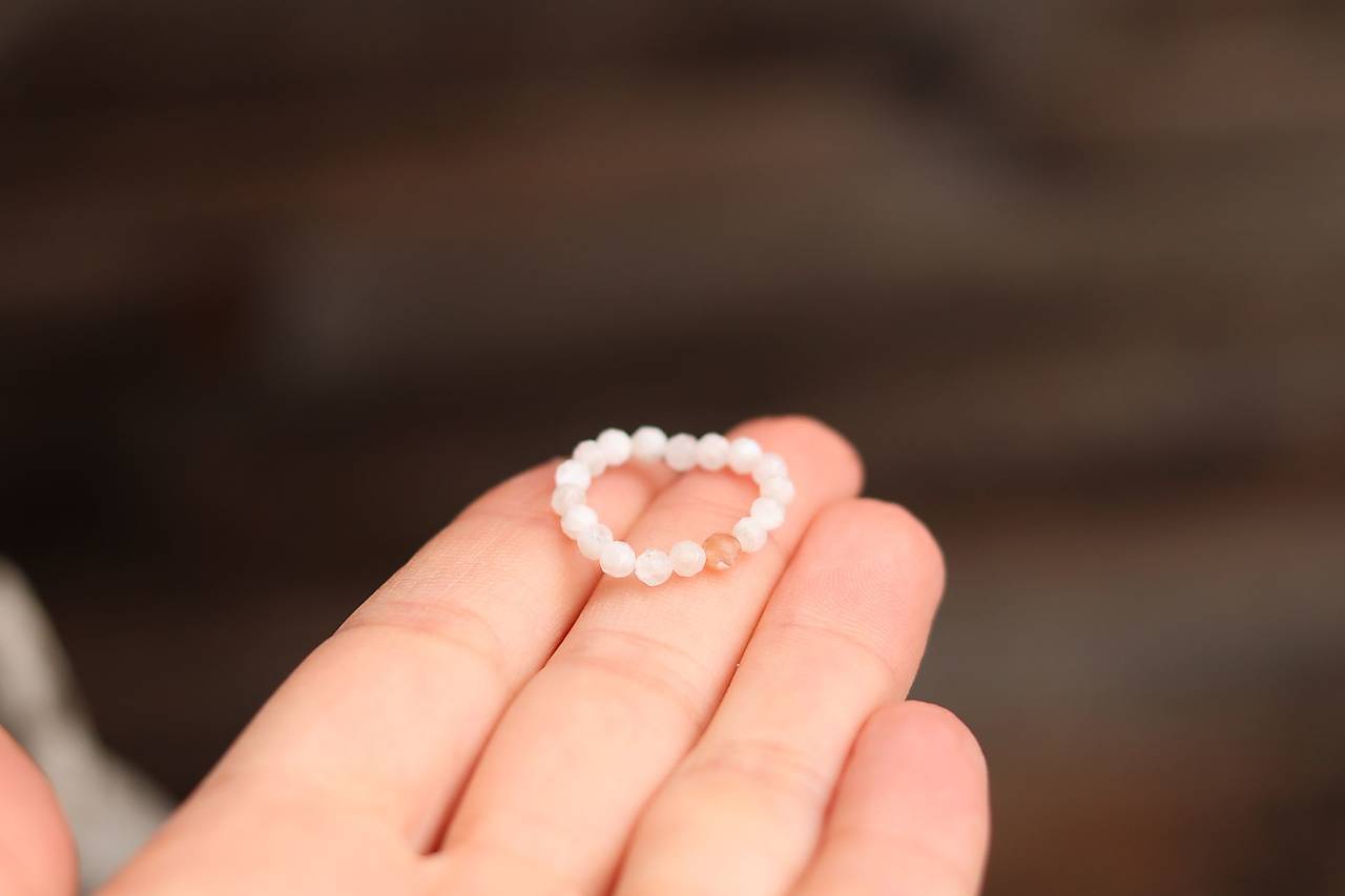 Prsteň z minerálu mesačný a slnečný kameň