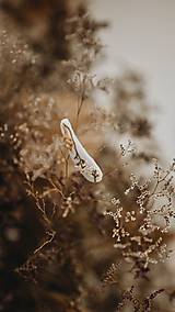 Ozdoby do vlasov - Vyšívané kvetinové sponky na bielom podklade (Klások s vetvičkou) - 16284992_
