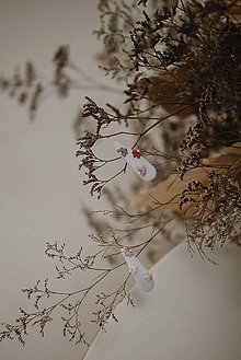 Ozdoby do vlasov - Vyšívané kvetinové sponky na bielom podklade (tri ružové kvietky) - 16284995_